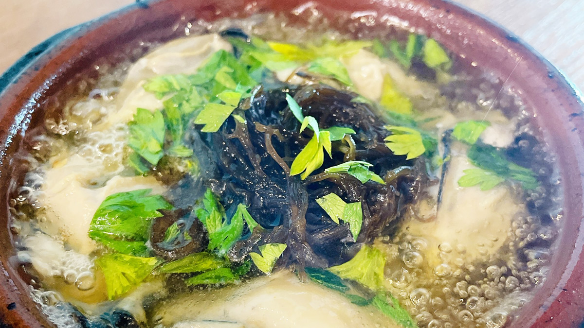 牡蠣と黄金もずくのアヒージョ