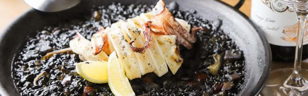 本格スペイン料理の定番・魚介のパエリア