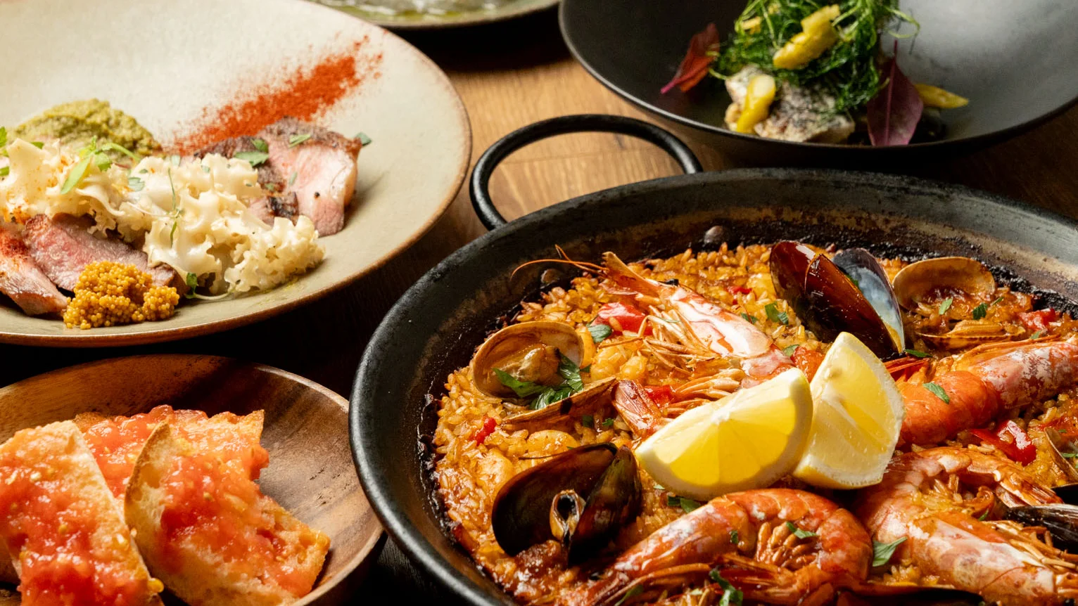 Faro18のスペイン料理コースのパエリアと料理の数々