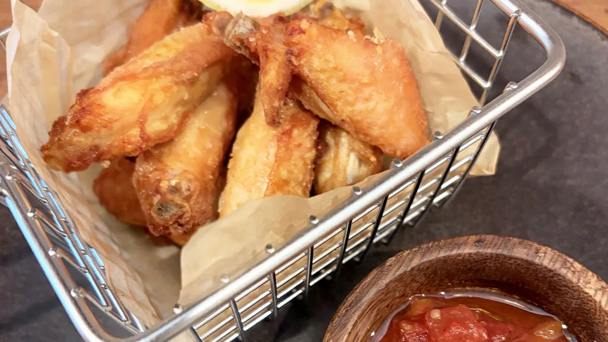 スペイン風チキンのフリット　ギンディージャ（青唐辛子）のサルサ添え