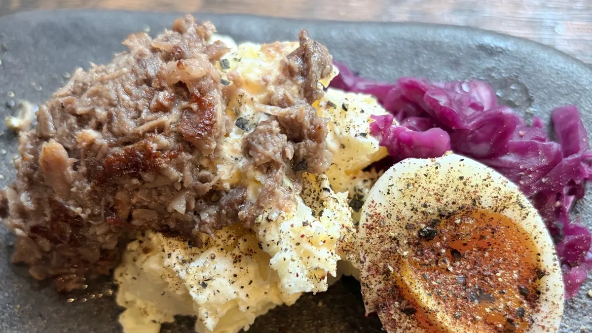 パタタスアリオリ（ポテトサラダ）＋焼きコンビーフ＋とろける卵