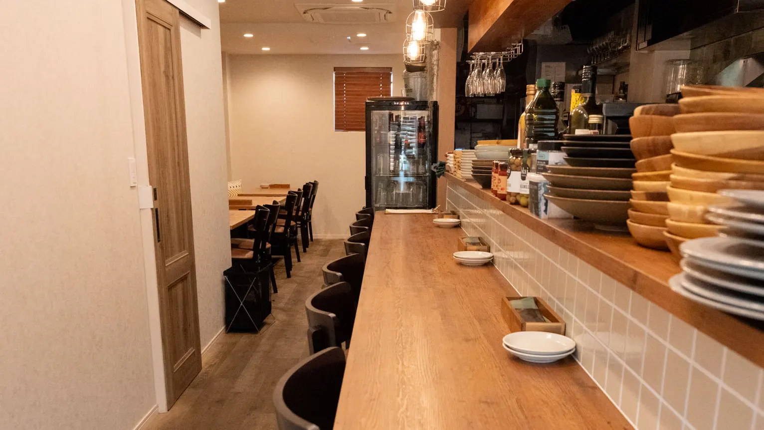 着席・立食どちらにも使えるFaro18の店内