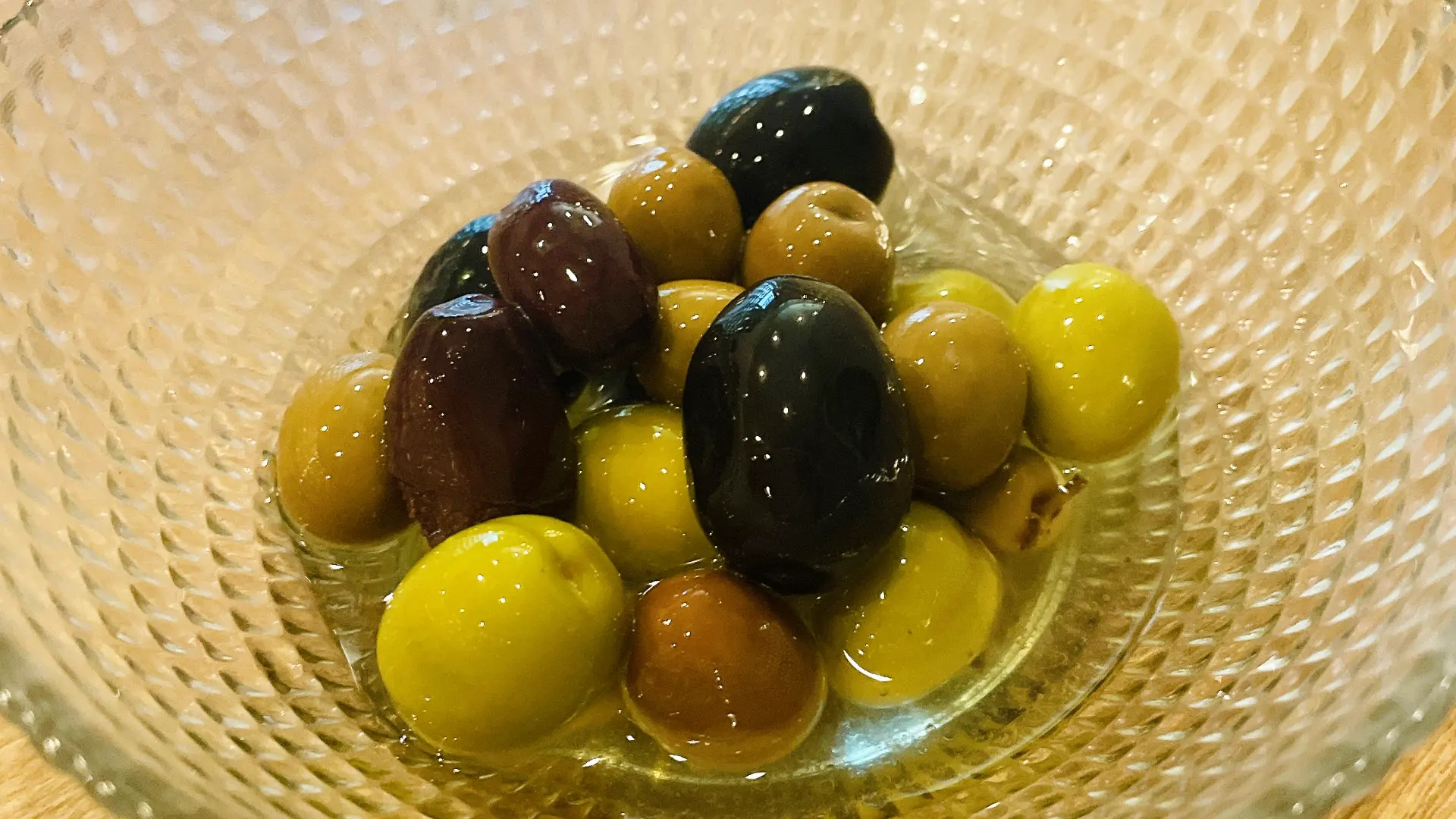 スペイン産オリーブ盛り合わせ