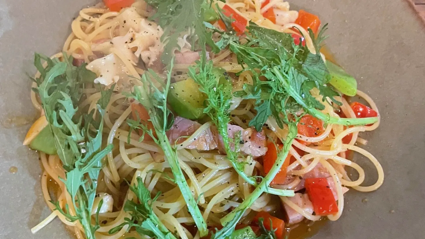 季節野菜とベーコンのペペロンチーノ