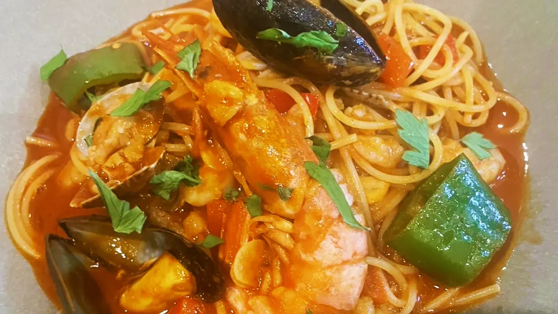 魚介とにんにくのトマトパスタ