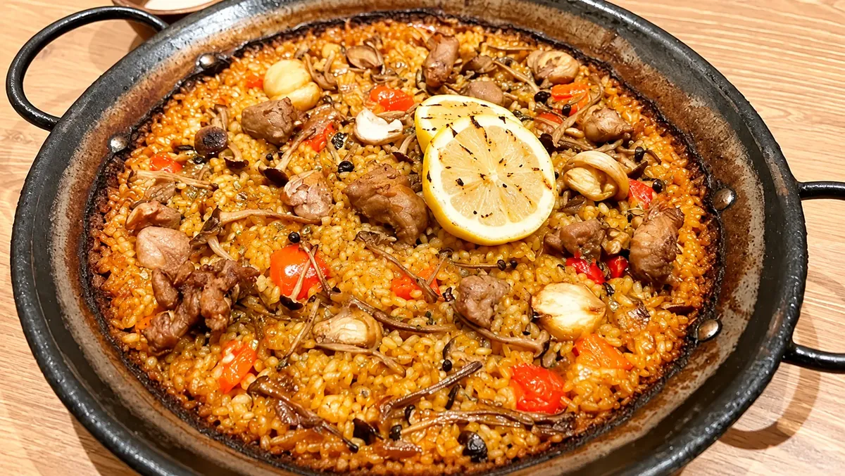 ラムと栗、野生種えのきのパエリア、焼きレモン添え