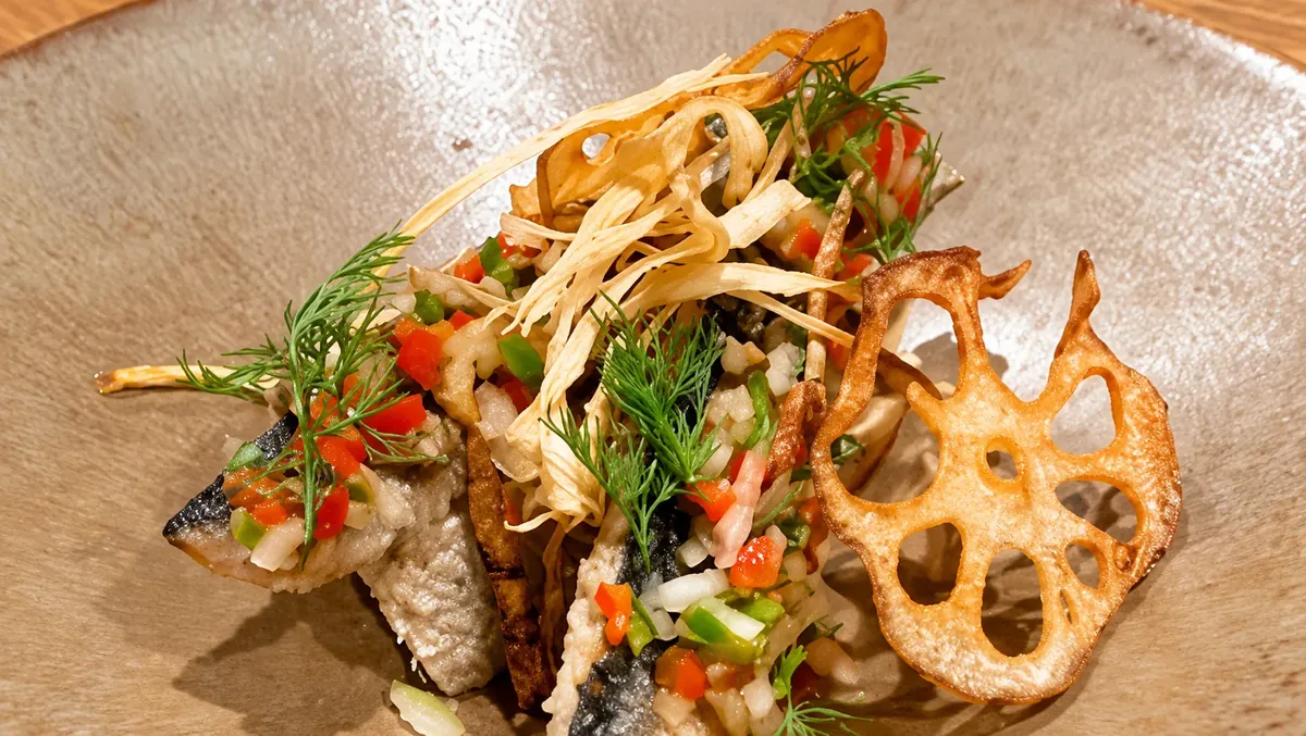 秋刀魚のエスカベーチェと焼きなすのパテ、れんこんチップス添え